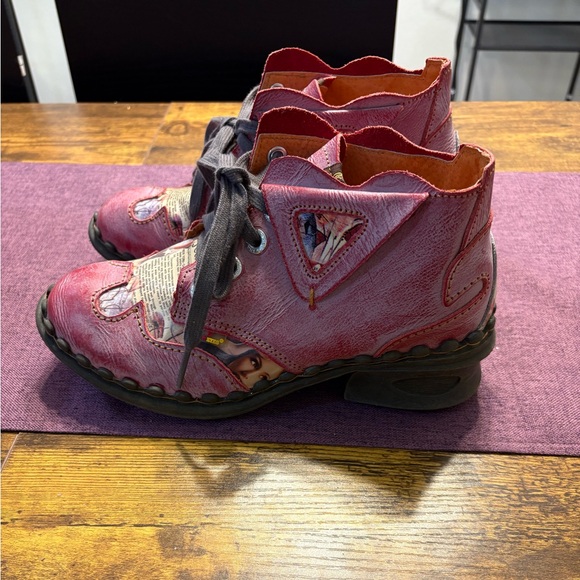 TMA Eyes Signature Ankle Boots Leather. Newspaper print  Faux fur lining. 7.5 PO - Picture 1 of 6